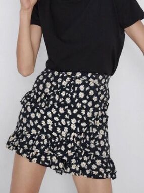Zara Skort Black White Daisies Floral Ruffles Hidden Zipper Viscose Size M NWOT